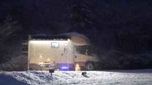 Кемпинг в условиях сильного снегопада на роскошном автодоме.АСМР