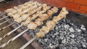 Шашлык жарится на мангале без отверстий, жир капающий с мяса не воспламеняется
