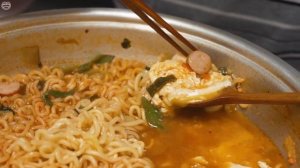 Кореянка ест острый рамен. Мукбанг. Китайцы едят на камеру. 🍜 много еды