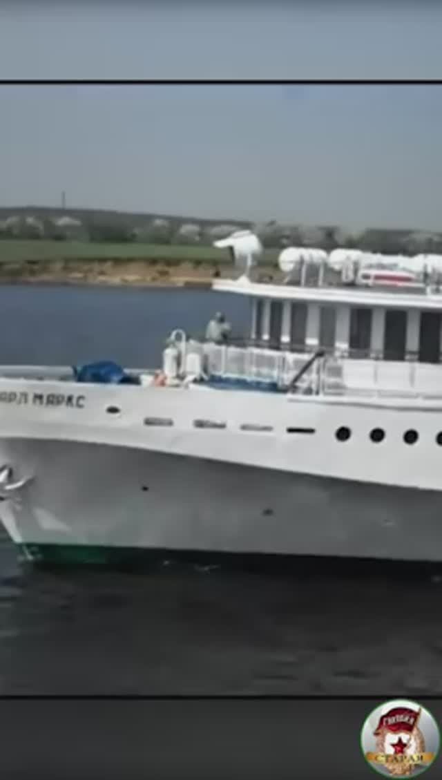 На теплоходе музыка играет...