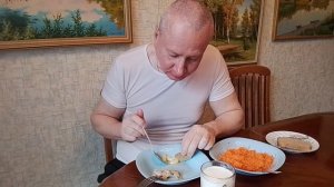Мукбанг. Куриный шашлык и салат.
