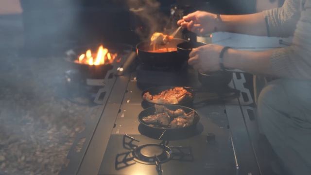Зимний снежный кемпинг в надувном палаточном прицепе с щенком хаски.АСМР
