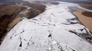 Власти объявили срочную эвакуацию поселков Витим и Пеледуй в Якутии вода в Лене подымиться выше дамб