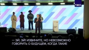 Макрон накричал на участников саммита «Африка вперед» в Найроби, призвав их вести себя тише. Соот