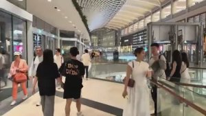 Беженец🇸🇬Сингапур. КУДА ОНИ ВСЕ БЕГУТ?КАКИЕ ЗАРПЛАТЫ В СИНГАПУРЕ. В ТОРГОВОМ ЦЕНТРЕ MARINA BAY