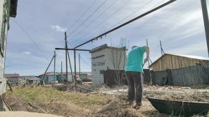 Прибираюсь на участке.