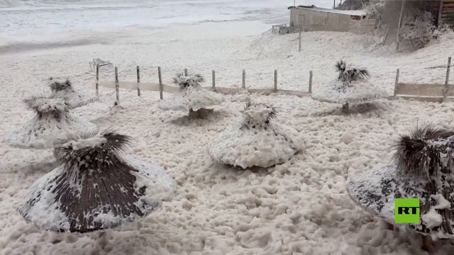 شاهد.. سواحل الأرجنتين مغطاة بزبد البحر بسبب إعصار قوي
