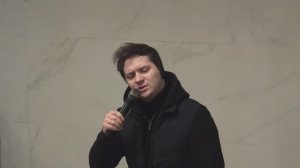 Выступление музыканта на площадке «Музыка в метро» на станции «Сухаревская» (апрель 2026)