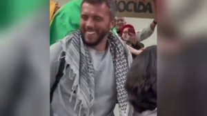 وصول الناشط ثياغو أفيلا للبرازيل بعد إفراج إسرائيل عنه إثر اعتراض سفينة كسر حصار غزة
