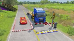 МАШИНКИ ДЛЯ ДЕТЕЙ: Молния Маккуин на Грузовике и ГЛУБОКИЕ ЯМЫ 🚛 ГРУЗОВИК ЭВАКУАТОР 😱🔥