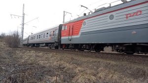 Служебный поезд проезжает мимо