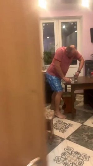 сильный папа.