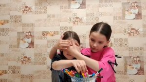 5 ФЛОМАСТЕРОВ ЧЕЛЕНДЖ С СЕСТРОЙ! НАПИШИ У КОГО ПОЛУЧИЛОСЬ ЛУЧШЕ. ВасиЛИСА🦊