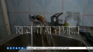 Мать с двумя маленькими детьми отказывается покидать треснувший дом, несмотря на угрозу жизни
