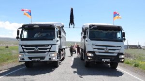 Армянский богатырь сделал 25 переворотов на перекладине между грузовиками и установил мировой рекорд
