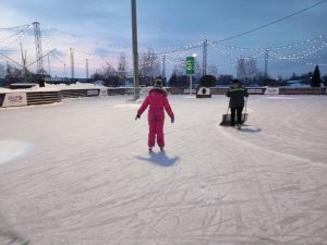 а за окошком месяц май и снег метёт