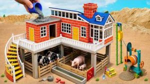 Мини трактор строит дом 😱 2 этажа и ферма для коровы! 🚜🏡 Мультики для детей