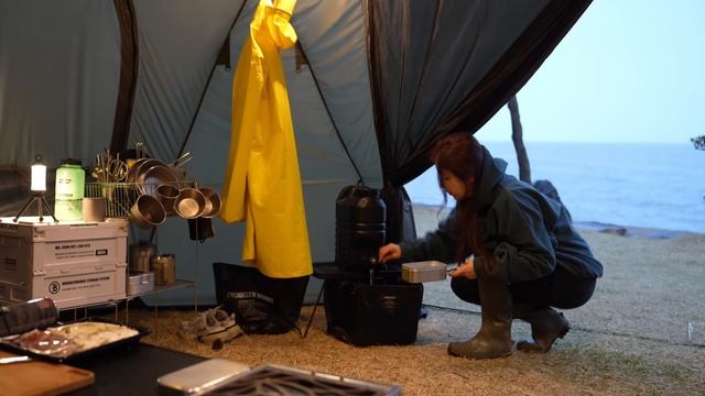 yoyocamp Промокшая девушка в походе в большой палатке под дождем на пляже АСМР