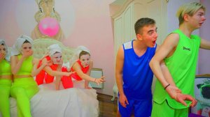 ЧЕРЛИДЕРШИ ИСПУГАЛИ БАСКЕТБОЛИСТОВ СВОЕЙ КРАСОТОЙ!!!