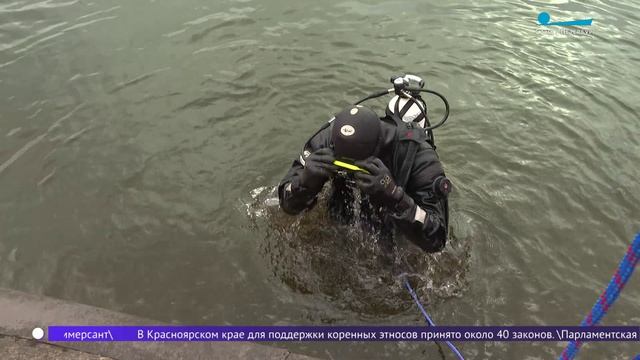 Водолазы готовят пляж в Кронштадте к новому сезону