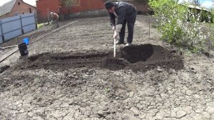 ТРУДОВЫЕ МАЙСКИЕ ПРАЗДНИКИ ПРОДОЛЖАЮТСЯ!! САЖАЕМ ОГУРЦЫ ЧЁРНЕНЬКУЮ И АРБУЗЫ! МОТОБЛОК УМЕР!!