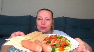 Мукбанг от Яновны легкий вечерний перекус Сосиски с горчицкой, салат овощной, сыр, хлебцы. Еда.