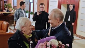 Владимир Путин встретился со своей школьной учительницей Верой Дмитриевной Гуревич.