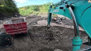 Строительство, экскаватор копает песок