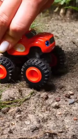 Молния Маквин vs Вспыша 🚗💥 Супергонка! #молния_маквин #вспыш #детскийканал