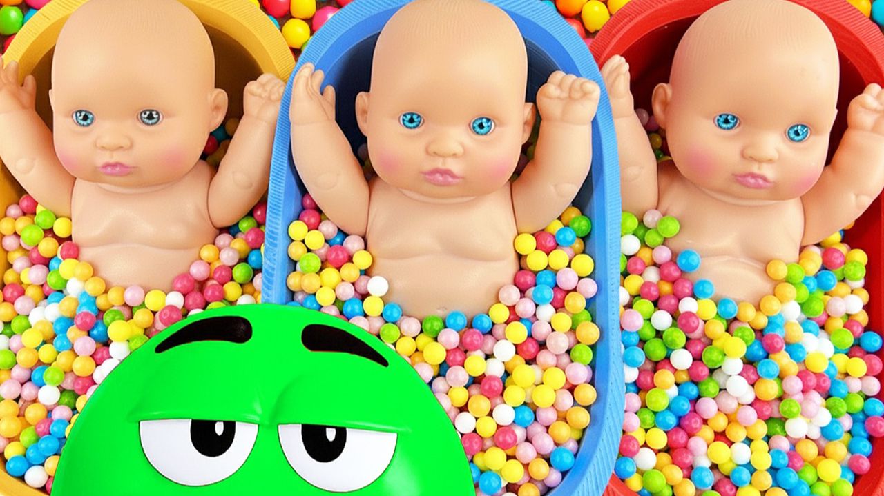 Мультики для детей. Мини куколки и веселые игрушки в ванночках. Смотреть мультики для малышей