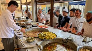 Уличная еда на узбекском базаре. Острое мясо, суп Дармон, разнообразная и простая кухня