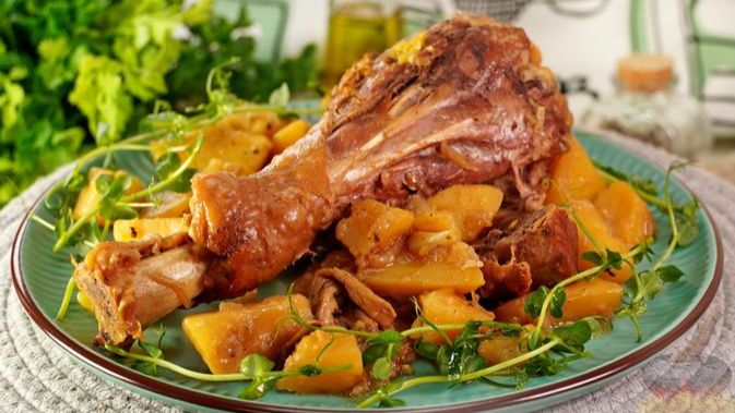 ИНДЮШИНАЯ НОГА, ТУШЕННАЯ С КАРТОФЕЛЕМ И ГРИБАМИ