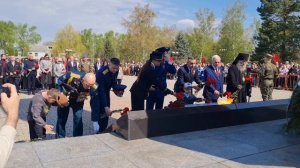 Торжественное шествие к обелиску Славы возглавили почётные лица города и региона
