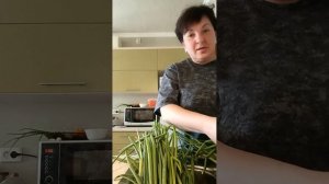 Ему даже не дали шанса остыть 🤣 Почистила лук 🧅А ведь ещё ужин готовить✅