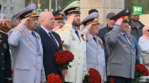 Рустам Минниханов и Минтимер Шаймиев возложили цветы к Вечному огню в парке Победы