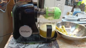Сок из яблок с помощью соковыжималки Китфорт Kitfort