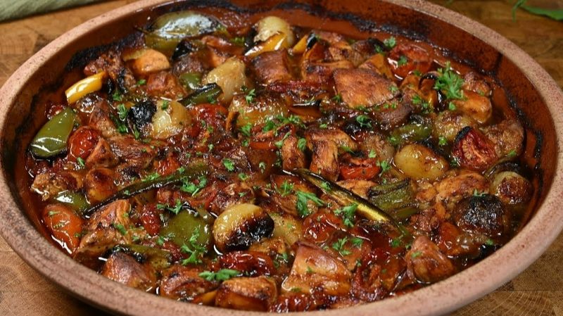 Куриный Тажин с карамелизованным луком. Простой и изысканный ужин в одной кастрюле смотреть онлайн