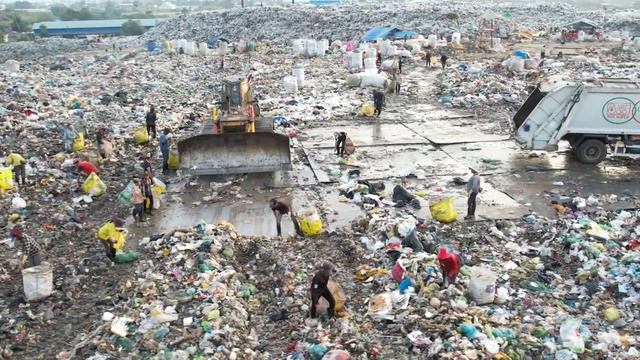 Large Capacity Bulldozer Pushing Trash Best Filling Up Clearing! смотреть онлайн