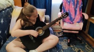 Моя гитара 🎸. Делаю уроки 😌