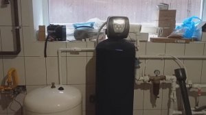 Устанавливаем накопительный бак для системы очистки воды с эжекторной аэрацией