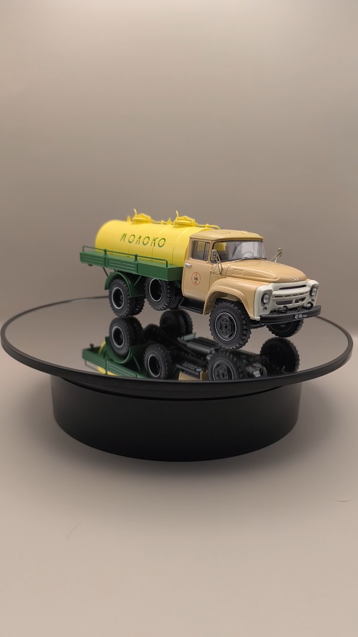 ЗИЛ 130 Автоцистерна Молоковоз «АЦПТ-4,1» Ленинград – 1967 г. 113020 1:43 Dip Models