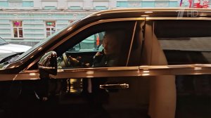 В. Путин лично заехал на автомобиле в гостиницу за своей учительницей и пригласил на ужин в Кремль.