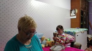 КРИСТИНА УЧИТСЯ ВЯЗАТЬ  .  (архив)