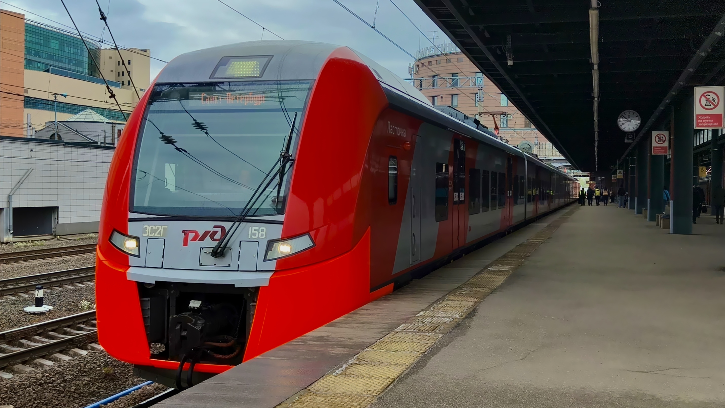 ЭС2Г 158 "Ласточка" едет отдыхать после рейса. Ладожский вокзал