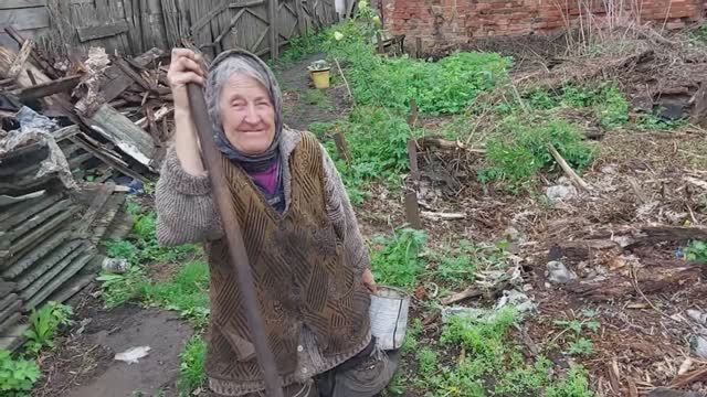 Светлана и Антон продолжают уборку у Анны Михайловны.