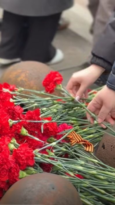 Люди! Покуда сердца стучатся, — помните! Какою ценой завоевано счастье, — пожалуйста, помните! смотреть онлайн