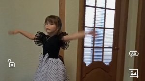 Ребёнок танцует. Танец Соломонии от души.