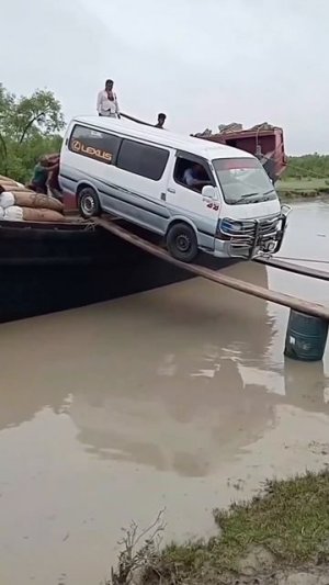 А мы еще жалуемся на свои дороги, объезды и прочее😀