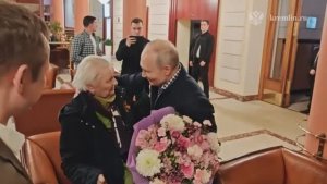 ВВ Путин за рулем приехал к своей первой учительницы