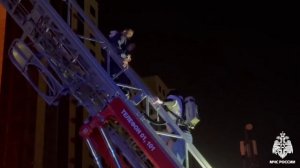 ⚡300 человек эвакуированы, 40 спасены: кадры крупного пожара в Грозном